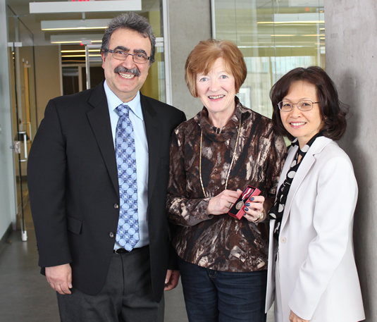 Feridun Hamdullahpur, Carolyn Hansson, and Pearl Sullivan pose together with the Diamond Jubilee Medal.
