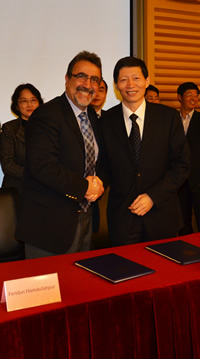 Feridun Hamdullahpur and Soochow University president Xiulin Zhu.