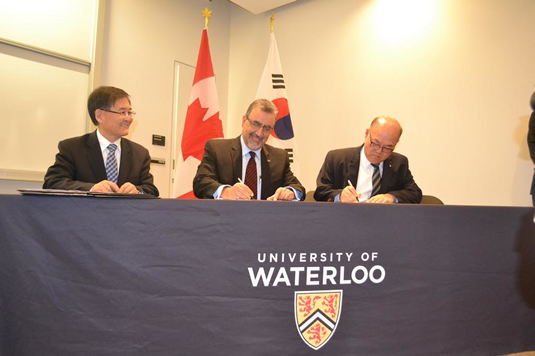Three university presidents sign the MOU agreements.