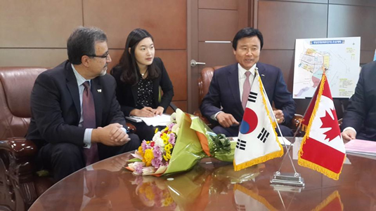 President Feridun Hamdullahpur meets with a South Korean dignitary.